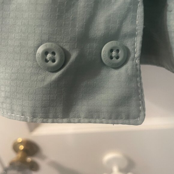 Columbia Hiking shirt women’s small, side zip pocket and quick dry fabric - Picture 5 of 7